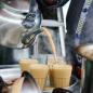 Preview: Chai Tee wie er frisch eingeschenkt wird rustikaler Hintergrund