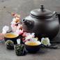 Preview: Chinesischer Tee in einer Tonkanne und Tontassen mit rustkalen Hintergrund