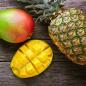 Preview: Mango und Ananas und rustikaler Hintergrund