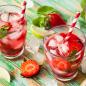 Preview: Zwei Saftige Gläser mit Erdbeeren und Eiswürfeln rustikaler grüner Hintergrund