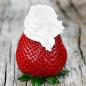 Preview: Frische Erdbeere mit einem Schlag Sahne mit rustikalen Hintergrund