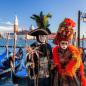 Mobile Preview: Mann und Frau mit venezianischen Kostüm in Venedig mit Booten im Hintergrund