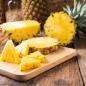 Mobile Preview: Ananas in verschiedene große Stücke geschnitten rustikaler Hintergrund