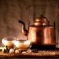 Preview: Kesselkanne mit zwei Tassen Tee mit Milch brauner rustikaler Hintergrund