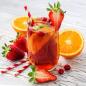 Mobile Preview: Glas mit frischen halben Orangen und leckeren Erdbeeren darin und davor rustikaler Hintergrund