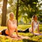 Preview: 2 Frauen die dehnübungen im freien im Park  machen mit rustikaler Hintergrund