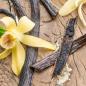 Preview: Vanilleschoten frisch aufgeschnitten und eine gelbe Orchidee Holz Hintergrund