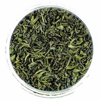 Grüner Tee China Chun Mee lose weißer Hintergrund