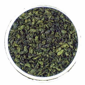 Grüner Tee China Gunpowder lose weißer Hintergrund