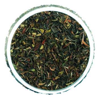 Schwarzer Tee Darjeeling aktuell lose weißer Hintergrund