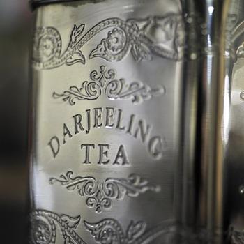 Teedose mit Darjeeling Tea Gravur rustikaler Hintergrund