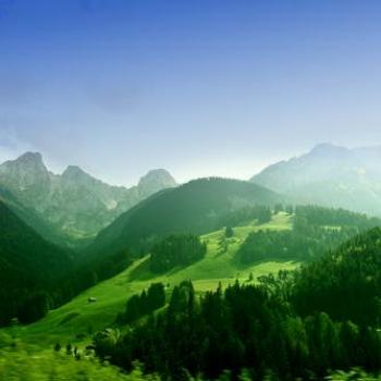Schöne grüne Berglandschaft mit blauen Hintergrund