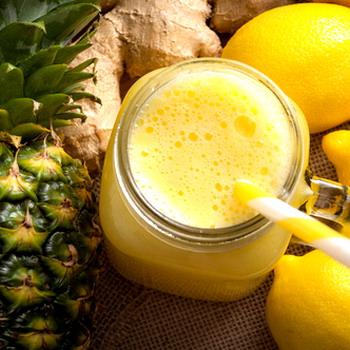 Ananas Ingwer Zitrone und eine Limonade rustikaler Stoff Hintergrund