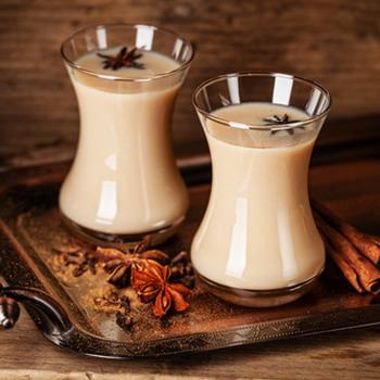 2 Glaser mit Indischer Chai Latte rustikaler Hintergrund