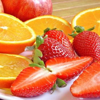 Erdbeeren iFrisch aufgeschnittene Erdbeeren und Orangen