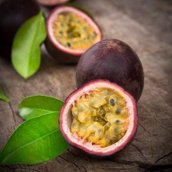 Gegrillte Ananasscheiben mit Honig beträufelt blauer rustikaler Hintergrund