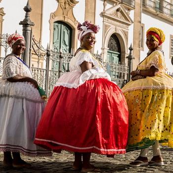 Drei Brasilianische Frauen in tollen Kleidern auf der Straße vorm Haus