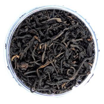 Schwarzer Vietnam Golden Tippy Tee lose weißer Hintergrund