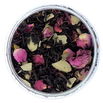 Schwarzer Tee Rosenmarzipan lose weißer Hintergrund