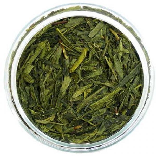 Grüner Tee China Sencha Lu Yu lose weißer Hintergrund