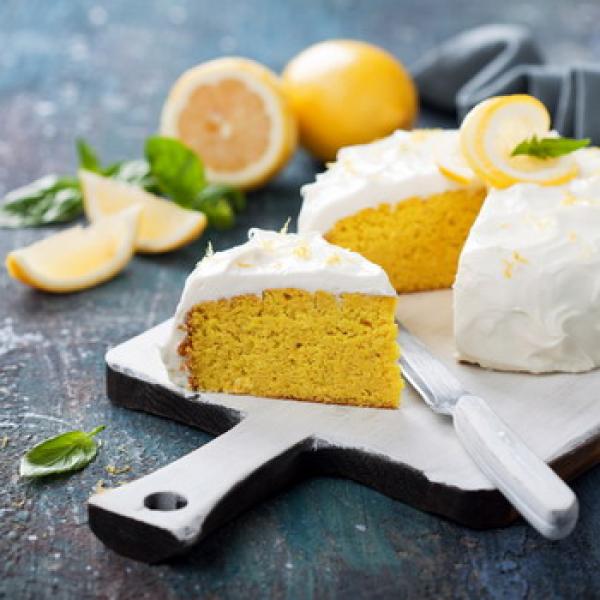 Lemonkuchen mit Zitronen im  Hintergrund