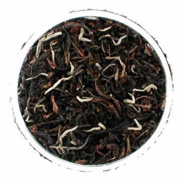 Schwarzer Tee Assam Tippy lose weißer Hintergrund