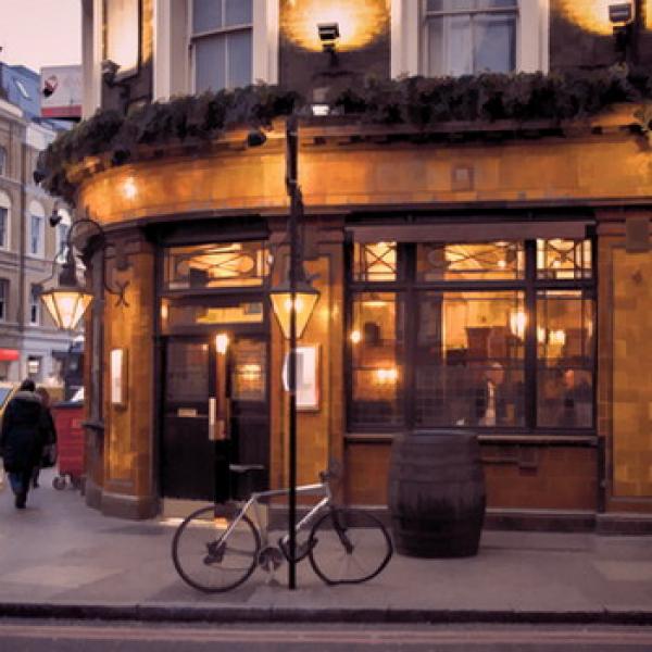 Ein Irish Pub von aussen mit Fahrrad im Vordergrund