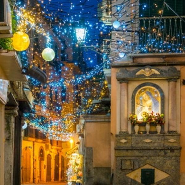 Gasse in einer Sommernacht in Italien rustikalen Hintergrund