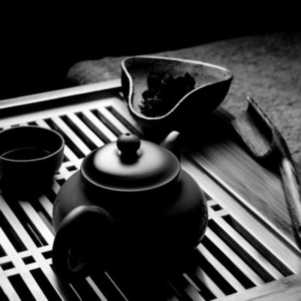 Japanische Teeset in schwarz mit schwarzen Hintergrund