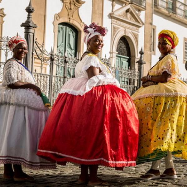 Drei Brasilianische Frauen in tollen Kleidern auf der Straße vorm Haus