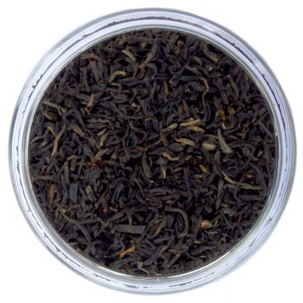 Schwarzer Tee china golden Yunnan mit weißen Hintergrund