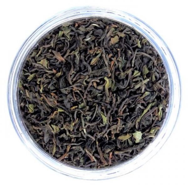 Schwarzer Tee Darjeeling Phuguri lose weißer Hintergrund