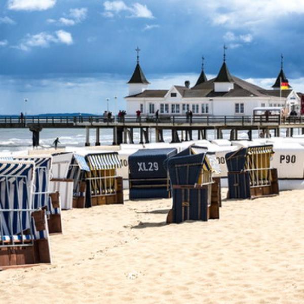 Pier in Ahlbeck mit Strandkörben am Strand blauer Himmel am Hintergrund