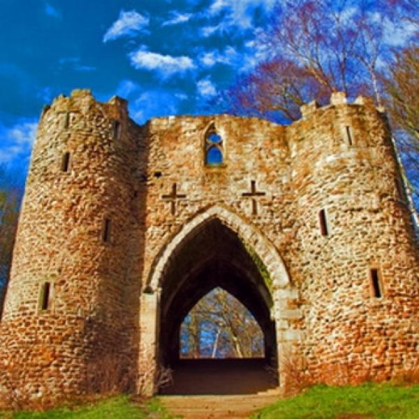 Schottische Burg und blauen Himmel als Hintergrund