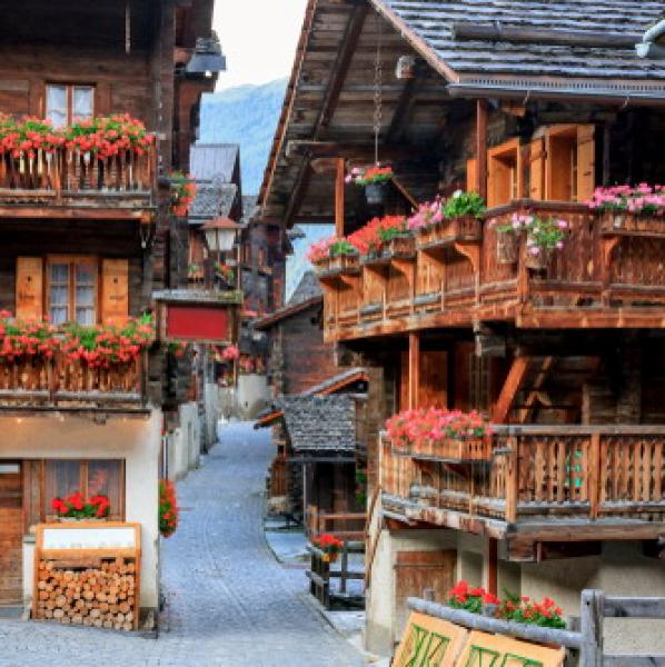 Schweizer Wohnhäuser mit einer kleinen Straße in der Mitte